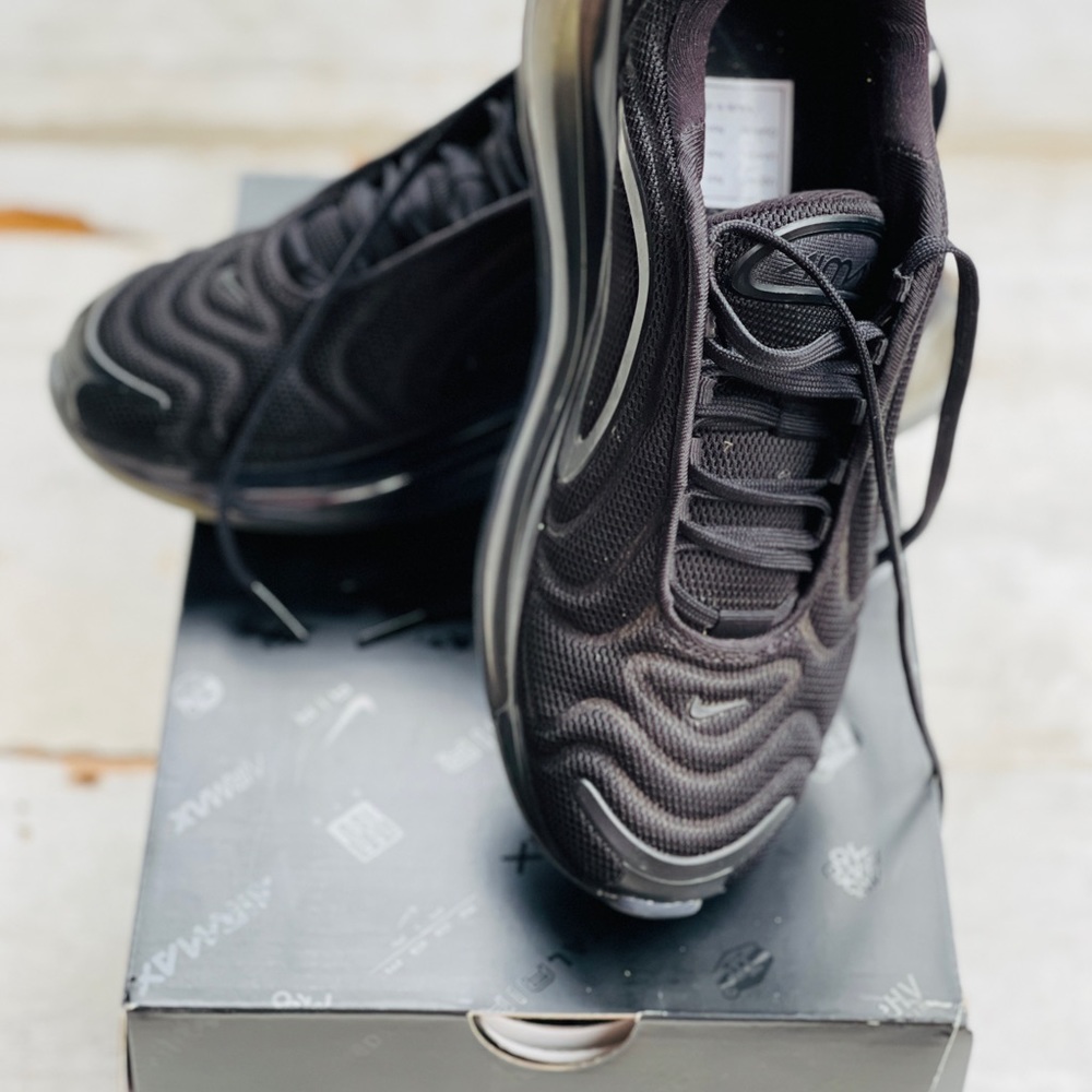NIKE AIR MAX 720 - Picture 4 of 9